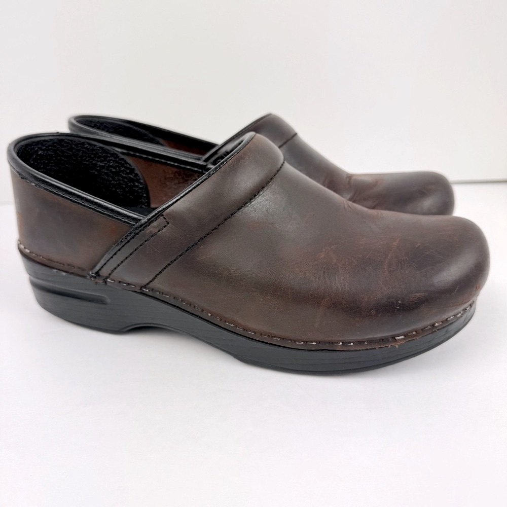 Dansko Professional Stapled Antique Oiled Clog. Dark brown Leather. Comfort shoe